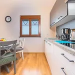3 Bedroom Nice Apartment In Zdrelac