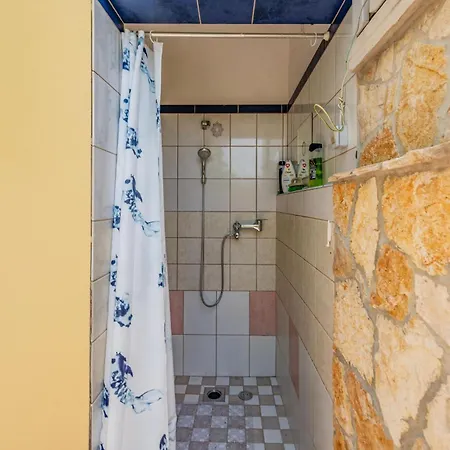 3 Bedroom Lovely In Διαμέρισμα Ždrelac