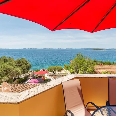 3 Bedroom Lovely In Διαμέρισμα Ždrelac