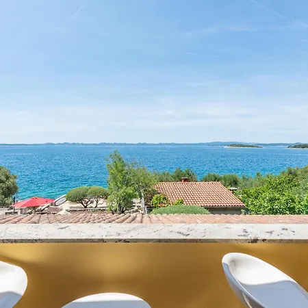 3 Bedroom Lovely In Διαμέρισμα