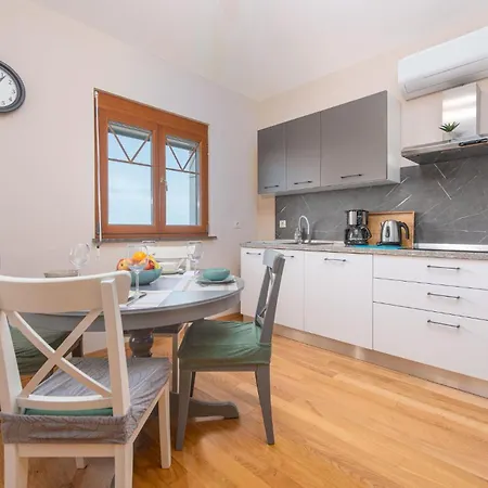 Διαμέρισμα 3 Bedroom Lovely In